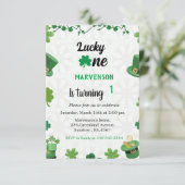 Carte Shamrock de l'invitation d'anniversaire de St Patr (Debout devant)