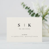Carte Simple Élégant Monogramme Beige Enregistrer la Dat (Debout devant)