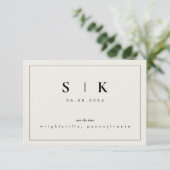 Carte Simple Élégant Monogramme Beige Enregistrer la Dat (Debout devant)