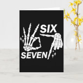 Carte Six Seven 6 7 Meme Funny Skeleton Hands Sign Let's (Fleur jaune)