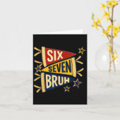 Carte Six Seven Bruh Vintage Pennant Graphic Tee (Fleur jaune)