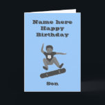 Carte Skateboard Boy, Son Birthday card ajouter nom age<br><div class="desc">Un garçon dans les tons gris,  faisant un talon sur un skateboard,  avec l'âge sur son t-shirt. Ajoutez son nom,  et changez l'âge si vous ne trouvez pas une version avec l'âge correct. Fils,  huit,  bleu clair.</div>