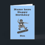 Carte Skateboard Boy, Son Birthday card ajouter nom age<br><div class="desc">Un garçon dans les tons gris,  faisant un talon sur un skateboard,  avec l'âge sur son t-shirt. Ajoutez son nom,  et changez l'âge si vous ne trouvez pas une version avec l'âge correct. Fils,  huit,  bleu clair.</div>