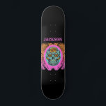 Carte Skateboard personnalisée pour le crâne de su<br><div class="desc">Un audacieux jour de la planche à roulettes,  personnalisée avec un crâne à sucre peint en orange,  turquoise et rose chaud,  sur un arrière - plan de tableau noir avec une police décalée.</div>