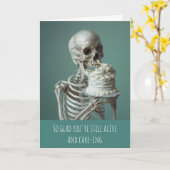 Carte Skeleton Birthday Cake Humour Joyeux anniversaire (Fleur jaune)
