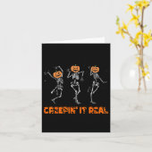 Carte Skeleton Dansant Creeping It Real Halloween Drôle (Fleur jaune)