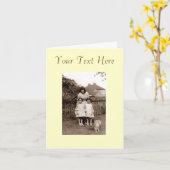 Carte Soeurs et chat mignons de fille de jumeau (Fleur jaune)