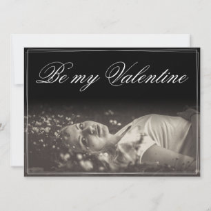 Carte Sois ma Saint-Valentin - jeune femme allongée