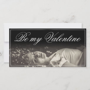 Carte Sois ma Saint-Valentin - jeune femme allongée