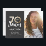 Carte Soixante-dix or faire 70 look bon anniversaire pho<br><div class="desc">Faire 70 look,  soixante-dix et fabuleuse bonne invitation d'anniversaire photo. Texte de script moderne monochrome et design d'effet or. Partie d'une collection.</div>