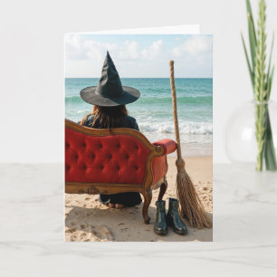 Carte Sorcière d'Halloween assise sur un canapé au bord 