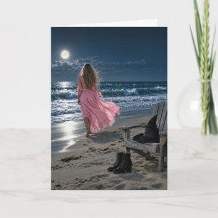 Carte Sorcière portant une robe rose sur une plage au cl