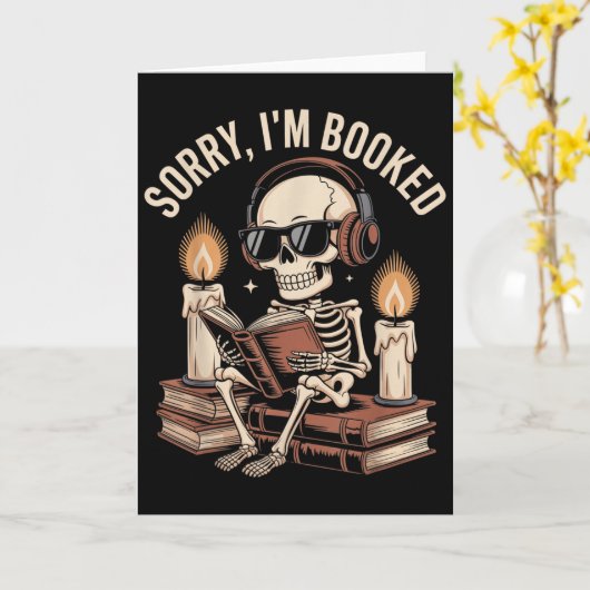 Carte Sorry Im Booked Funny Halloween Skeleton Reading (Fleur jaune)