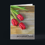 Carte Souhaits de l'anniversaire de l'ami avec les<br><div class="desc">Tulipes rouges avec des gouttelettes d'eau sur le bois pour l'anniversaire de l'ami.</div>