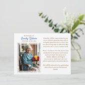 Carte Souvenir commémoratif de croix dorée et de fleurs (Debout devant)