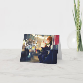 Carte Soyez la Lumière, Garçon avec lanterne