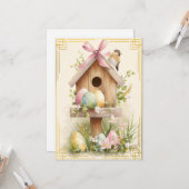Carte Spring Nest – Easter Birdhouse Delight (Devant/Arrière en situation)