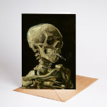 Carte Squelette avec cigarette brûlante | Vincent van Go<br><div class="desc">Skull of a Skeleton with Burning Cigarette (1886) de Vincent van Gogh est un tableau saisissant et non conventionnel qui présente un crâne humain avec une cigarette allumée entre ses dents. L'arrière - plan foncé améliore l'étourdissement de la figure squelettique, tandis que le petit panache de fumée ajoute un sentiment...</div>