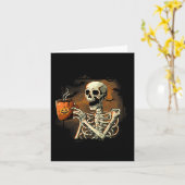 Carte Squelette buvant du café Crâne drôle d'Halloween C (Fleur jaune)
