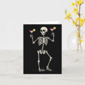 Carte Squelette d'Halloween buvant queue cosmopolite (Fleur jaune)