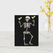 Carte Squelette drôle d'Halloween buvant une queue de Ma (Fleur jaune)