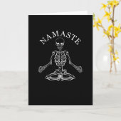 Carte Squelette faisant du yoga drôle Halloween Namaste  (Fleur jaune)