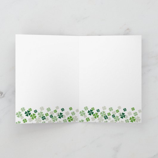 Carte St. Patrick's Day Élégant Black Labrador Clovers (Intérieur)