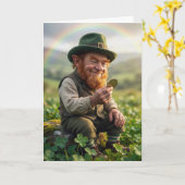 Carte St. Patrick's Day Leprechaun Admiring a Gold Coin (Fleur jaune)