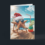 Carte Starfish de Noël avec Cocktail<br><div class="desc">Une étoile de mer portant un chapeau de Père Noël et des lunettes de soleil se détend sur un transat au bord de l'océan avec un cocktail. Le texte est modifiable.</div>