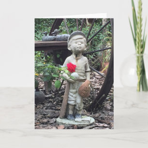 Carte statue de petit garçon avec baseball et rose rouge