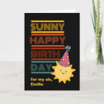 Carte Sunny Happy Birthday for Sister Ajouter un nom<br><div class="desc">Sunny Happy Birthday for My Sis, carte de voeux en papier soeur avec un joyeux soleil mignon portant un casquette d'anniversaire et souriant. Arrière - plan noir avec lettrage rétro coloré. Customisez la zone de texte inférieure de la couverture comme vous le souhaitez avec le nom de votre soeur. Copyright...</div>