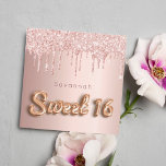 Carte Sweet 16 rose or parties scintillant rose luxueux<br><div class="desc">Pour une fête de luxe Sweet 16, 16ème anniversaire. Un faux métallique en or rose, un arrière - plan à l'apparence de feuille avec de l'or rose et des gouttes de parties scintillant rose, la peinture goutte à goutte. Le texte : Sweet 16 est écrit avec une police de style...</div>