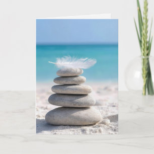 Carte Sympathie Plume blanche sur un cairn de plage