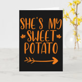 Carte T-shirts de couple pour Thanksgiving Elle est ma p (Fleur jaune)