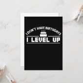 Carte T-shirts imprimés "Birthdays I Level Up" Idée Cade (Devant/Arrière en situation)