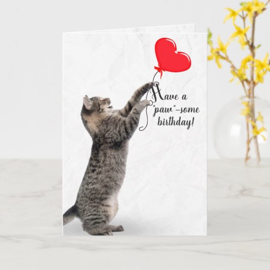 Carte Tabby Chat d'anniversaire avec ballon de coeur (Fleur jaune)