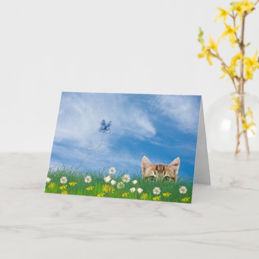 Carte Tabby chaton dans l'herbe humour d'anniversaire (Fleur jaune)