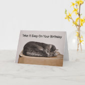 Carte Tabby Gris Chat Dormir Sur Boîte Vide (Fleur jaune)