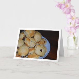 Carte Tas de scones aux raisins sur une assiette