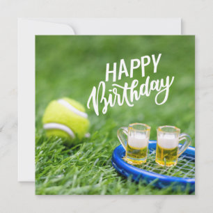 Carte Tennis Anniversaire avec balle et bière sur gazon 