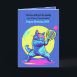 Carte Texte personnalisé, genou de padel pour vitesse (e<br><div class="desc">Cette carte d'anniversaire hilarante à thème de padel présente un chaton qui rocke des lunettes de soleil et le frappe sur la cour comme une légende totale. Il est parfait pour les amateurs de padel qui peuvent sentir les années dans leurs genoux mais qui servent toujours une énergie d'anniversaire majeure....</div>