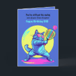 Carte Texte personnalisé, genou de padel pour vitesse (e<br><div class="desc">Cette carte d'anniversaire hilarante à thème de padel présente un chaton qui rocke des lunettes de soleil et le frappe sur la cour comme une légende totale. Il est parfait pour les amateurs de padel qui peuvent sentir les années dans leurs genoux mais qui servent toujours une énergie d'anniversaire majeure....</div>