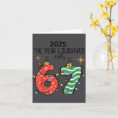Carte The Year I Barely Survived Christmas 2025 Six Seve (Fleur jaune)