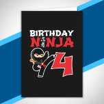 Carte Thème de fête d'anniversaire Ninja pour enfants -<br><div class="desc">Ce design d'anniversaire Ninja 4 est un cadeau parfait pour une fête d'anniversaire de ninja de 4 ans. Il présente le symbole japonais du Ninjutsu avec un ninja de dessin animé faisant un coup de pied de karaté que le garçon ou la fille d'anniversaire adorera. Ce design d'anniversaire ninja pour...</div>