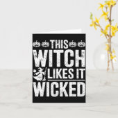 Carte This Witch Likes It Wicked Funny Halloween Broom  (Fleur jaune)