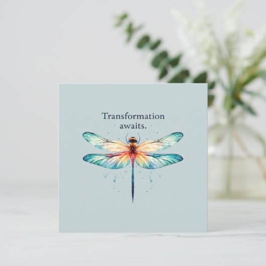 Carte Transformation Attend - libellule colorée (Debout devant)