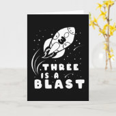 Carte TROIS EST UN BLAST 3ème anniversaire garçon 3 ans (Fleur jaune)