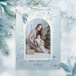 Carte Trois Volets Photo moderne Blue Sparkly Winter Botanique Arc<br><div class="desc">Elégant design de vacances moderne avec votre photo de gardien dans un modèle découpé en arc avec bordure blanche opaque, abstraite aquarelle style bleu clair et blanc verdure d'hiver et étincelles de neige blanche sur l'effet d'aquarelle bleu pastel arrière - plan. Inclut les champs de texte modifiables et les modèles...</div>