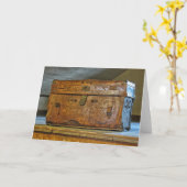 Carte Tronc en cuir rustique dans le grenier (Fleur jaune)