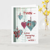 CARTE TWIN LOVE HANGING OUVERT AVEC LE SOUHAIT DE L'ANNI (Fleur jaune)